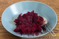 Фото приготовления рецепта: Салат из свёклы с солеными огурцами, черносливом и грецкими орехами - шаг №3