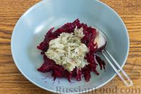 Фото приготовления рецепта: Салат из свёклы с солеными огурцами, черносливом и грецкими орехами - шаг №4