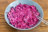 Фото приготовления рецепта: Салат из свёклы с солеными огурцами, черносливом и грецкими орехами - шаг №9