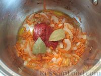 Фото приготовления рецепта: Тушёная рыба в томатном соусе - шаг №6