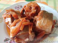 Фото приготовления рецепта: Тушёная рыба в томатном соусе - шаг №11