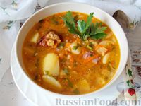 Фото к рецепту: Гороховый суп с копчёными свиными рёбрышками и овощами