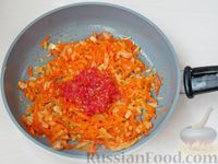 Фото приготовления рецепта: Сырники с морковью и изюмом - шаг №9