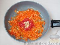 Фото приготовления рецепта: Гороховый суп с копчёными свиными рёбрышками и овощами - шаг №6