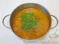 Фото приготовления рецепта: Гороховый суп с копчёными свиными рёбрышками и овощами - шаг №9