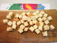 Фото приготовления рецепта: Омлет с хлебом, болгарским перцем и луком - шаг №2
