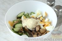 Фото приготовления рецепта: Салат из грибов, огурцов и яиц - шаг №8