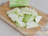 Фото приготовления рецепта: Тёплый салат из кабачков и шампиньонов - шаг №3