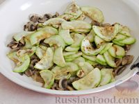 Фото приготовления рецепта: Тёплый салат из кабачков и шампиньонов - шаг №6