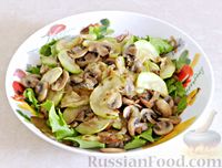 Фото приготовления рецепта: Тёплый салат из кабачков и шампиньонов - шаг №9