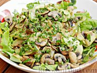 Фото приготовления рецепта: Тёплый салат из кабачков и шампиньонов - шаг №10