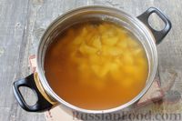 Фото приготовления рецепта: Гороховый суп с копчёной колбасой - шаг №6