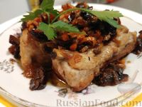 Фото к рецепту: Тушёные свиные рёбрышки с сухофруктами и орехами