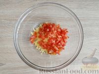 Фото приготовления рецепта: Закуска из жареных кабачков с помидорами и сыром - шаг №8