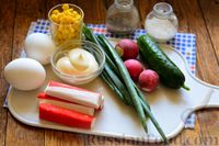 Фото приготовления рецепта: Крабовый салат с огурцом, редисом и зелёным луком - шаг №1