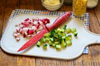 Фото приготовления рецепта: Крабовый салат с огурцом, редисом и зелёным луком - шаг №2