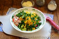 Фото приготовления рецепта: Крабовый салат с огурцом, редисом и зелёным луком - шаг №6