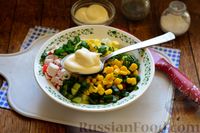 Фото приготовления рецепта: Крабовый салат с огурцом, редисом и зелёным луком - шаг №7