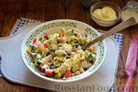 Фото приготовления рецепта: Крабовый салат с огурцом, редисом и зелёным луком - шаг №8