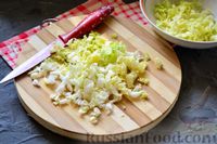 Фото приготовления рецепта: Крабовый салат с пекинской капустой и огурцом - шаг №2