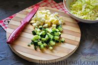 Фото приготовления рецепта: Крабовый салат с пекинской капустой и огурцом - шаг №3