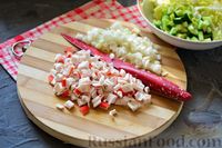 Фото приготовления рецепта: Крабовый салат с пекинской капустой и огурцом - шаг №4