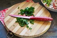 Фото приготовления рецепта: Крабовый салат с пекинской капустой и огурцом - шаг №5