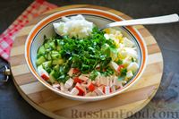 Фото приготовления рецепта: Крабовый салат с пекинской капустой и огурцом - шаг №6