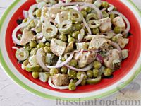 Фото к рецепту: Салат с курицей, оливками и зелёным горошком