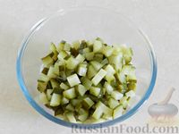 Фото приготовления рецепта: Салат с курицей, оливками и зелёным горошком - шаг №9