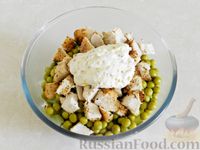 Фото приготовления рецепта: Салат с курицей, оливками и зелёным горошком - шаг №12