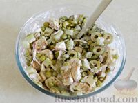 Фото приготовления рецепта: Салат с курицей, оливками и зелёным горошком - шаг №13