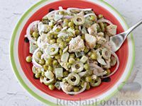 Фото приготовления рецепта: Салат с курицей, оливками и зелёным горошком - шаг №14