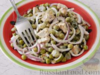 Фото приготовления рецепта: Салат с курицей, оливками и зелёным горошком - шаг №15