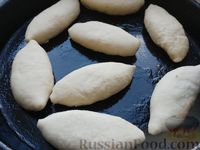 Фото приготовления рецепта: Пирожки «Курочка Ряба» - шаг №14