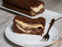 Фото к рецепту: Шоколадный кекс с кабачками и творожной начинкой