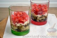 Фото приготовления рецепта: Слоеный салат с печёными баклажанами, помидорами и сыром - шаг №12