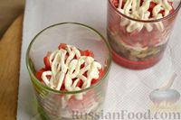 Фото приготовления рецепта: Слоеный салат с печёными баклажанами, помидорами и сыром - шаг №13