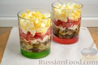 Фото приготовления рецепта: Слоеный салат с печёными баклажанами, помидорами и сыром - шаг №14