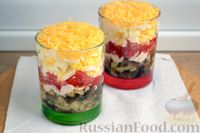 Фото приготовления рецепта: Слоеный салат с печёными баклажанами, помидорами и сыром - шаг №16