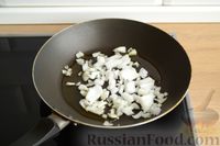Фото приготовления рецепта: Курица, фаршированная рисом, черносливом и курагой - шаг №11