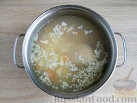 Фото приготовления рецепта: Куриный суп с макаронами и охотничьими колбасками - шаг №7