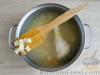 Фото приготовления рецепта: Куриный суп с макаронами и охотничьими колбасками - шаг №8