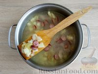 Фото приготовления рецепта: Куриный суп с макаронами и охотничьими колбасками - шаг №12