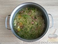 Фото приготовления рецепта: Куриный суп с макаронами и охотничьими колбасками - шаг №14