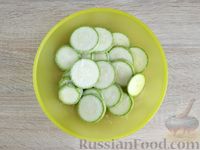 Фото приготовления рецепта: Салат с жареными кабачками, помидорами и яйцами - шаг №3