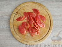Фото приготовления рецепта: Салат с жареными кабачками, помидорами и яйцами - шаг №7