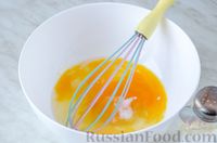 Фото приготовления рецепта: Печёночный салат с яичными блинчиками и солёными огурцами - шаг №4
