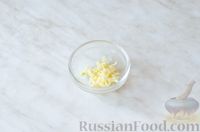 Фото приготовления рецепта: Печёночный салат с яичными блинчиками и солёными огурцами - шаг №15