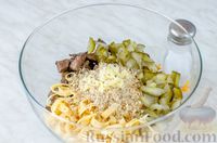 Фото приготовления рецепта: Печёночный салат с яичными блинчиками и солёными огурцами - шаг №16